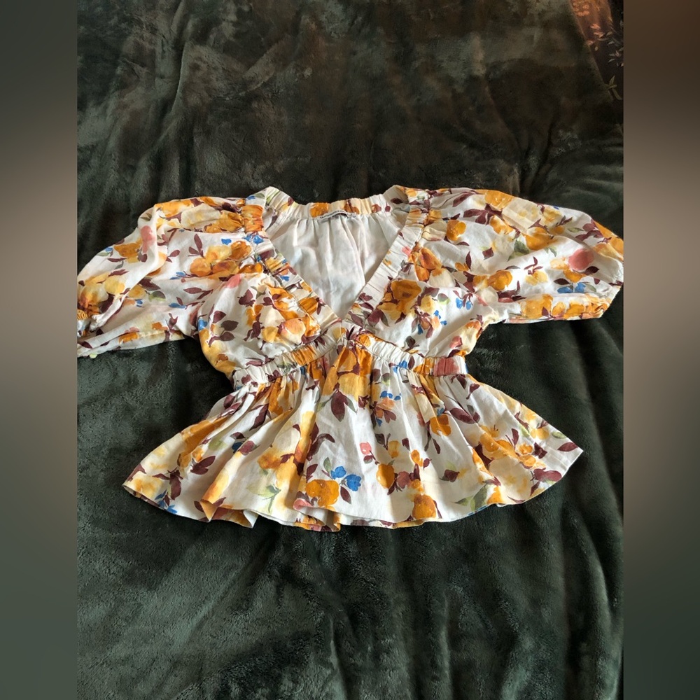 Abercrombie & Fitch Flutter Puff Sleeve Floral V-Neck Blouse Size Small - Picture 2 of 8